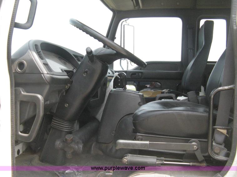 image for item H5382 1999 GMC T6500 box truck