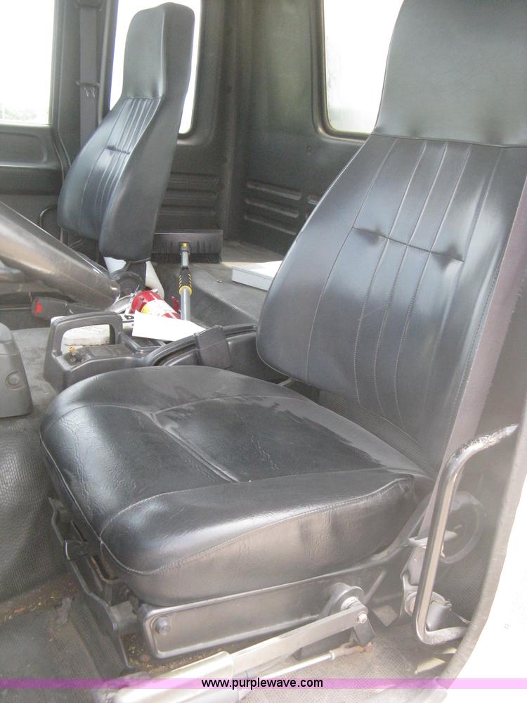 image for item H5382 1999 GMC T6500 box truck