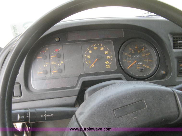 image for item H5382 1999 GMC T6500 box truck