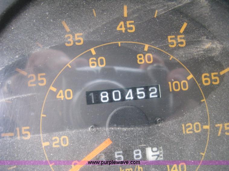 image for item H5382 1999 GMC T6500 box truck