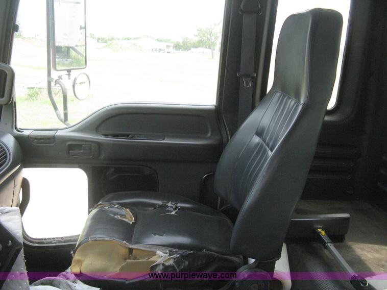 image for item H5382 1999 GMC T6500 box truck