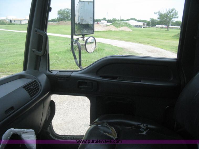 image for item H5382 1999 GMC T6500 box truck