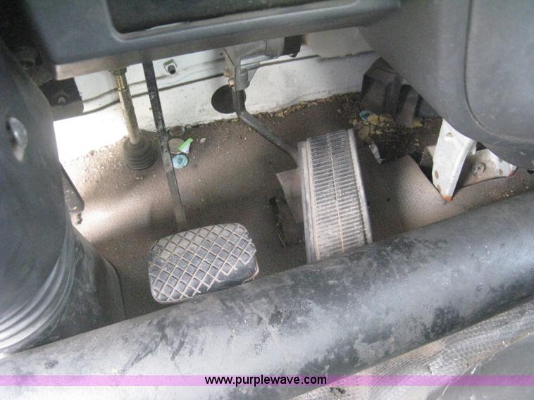 image for item H5382 1999 GMC T6500 box truck