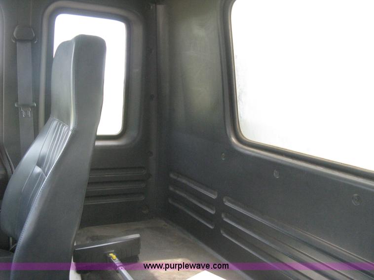 image for item H5382 1999 GMC T6500 box truck