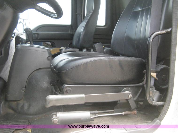 image for item H5382 1999 GMC T6500 box truck