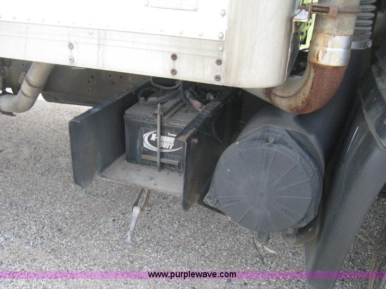 image for item H5382 1999 GMC T6500 box truck