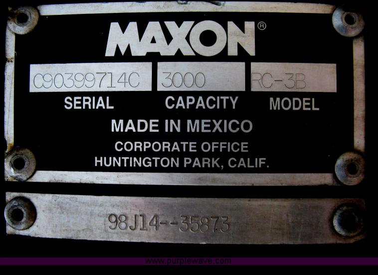 image for item H5382 1999 GMC T6500 box truck