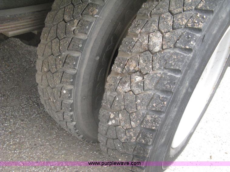 image for item H5382 1999 GMC T6500 box truck