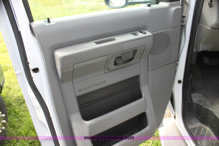 image for item H5387 2010 Ford E450 ambulance