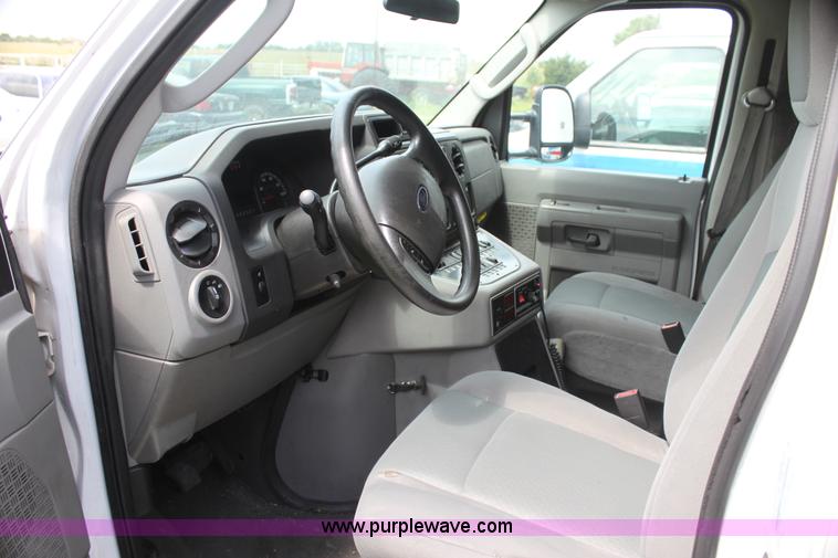 image for item H5387 2010 Ford E450 ambulance