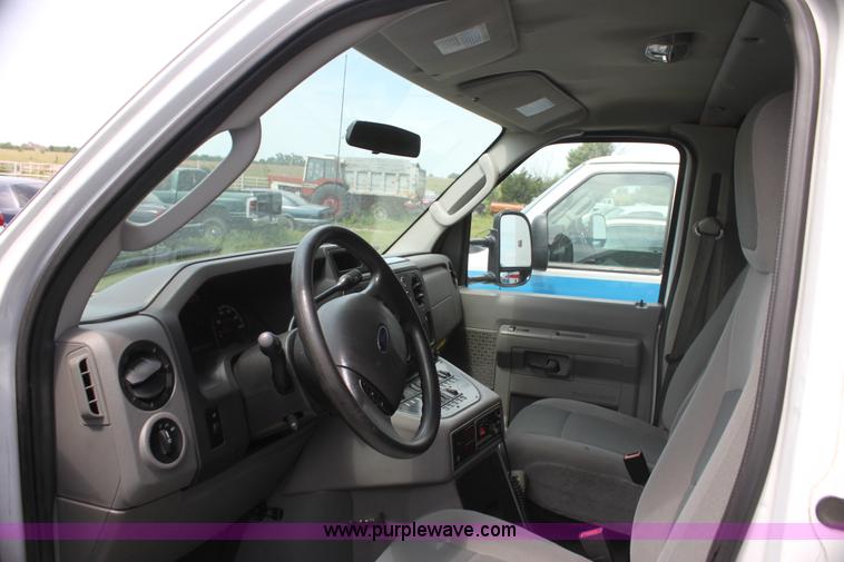 image for item H5387 2010 Ford E450 ambulance