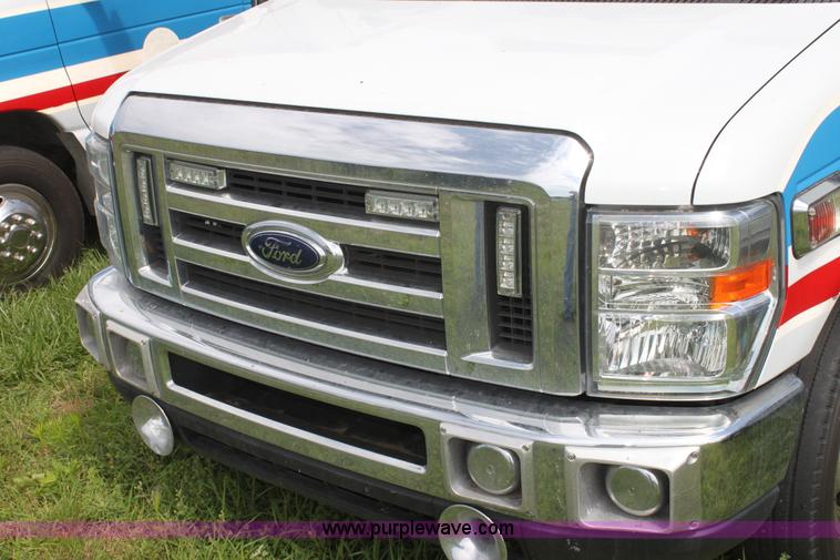 image for item H5387 2010 Ford E450 ambulance