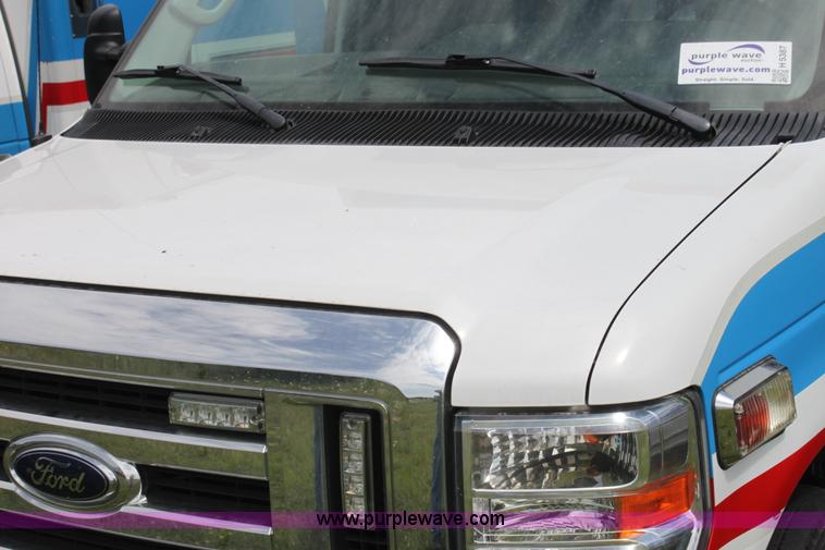image for item H5387 2010 Ford E450 ambulance