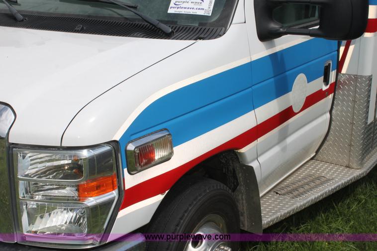 image for item H5387 2010 Ford E450 ambulance