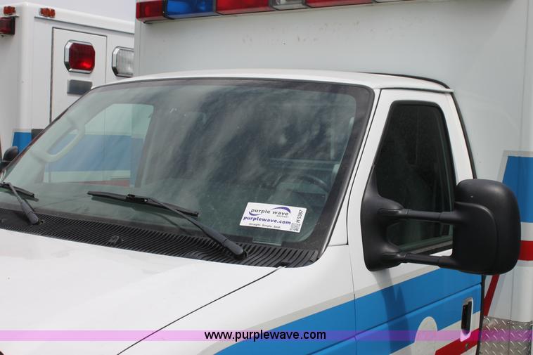 image for item H5387 2010 Ford E450 ambulance