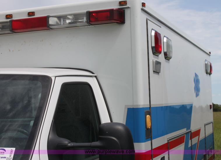 image for item H5387 2010 Ford E450 ambulance