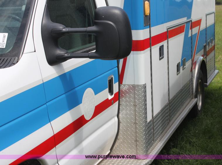 image for item H5387 2010 Ford E450 ambulance