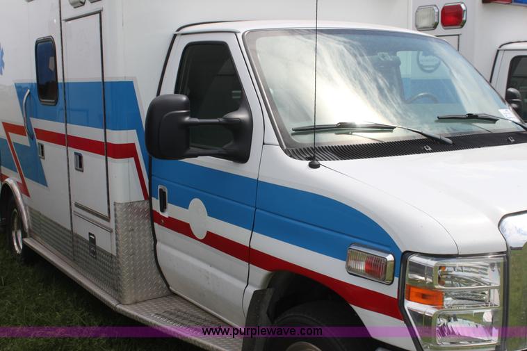 image for item H5387 2010 Ford E450 ambulance