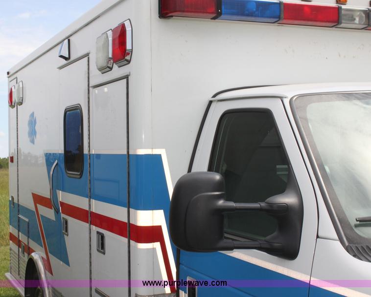 image for item H5387 2010 Ford E450 ambulance