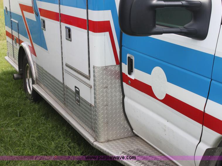image for item H5387 2010 Ford E450 ambulance