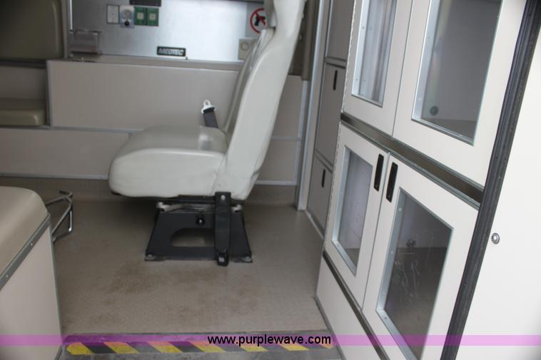 image for item H5387 2010 Ford E450 ambulance