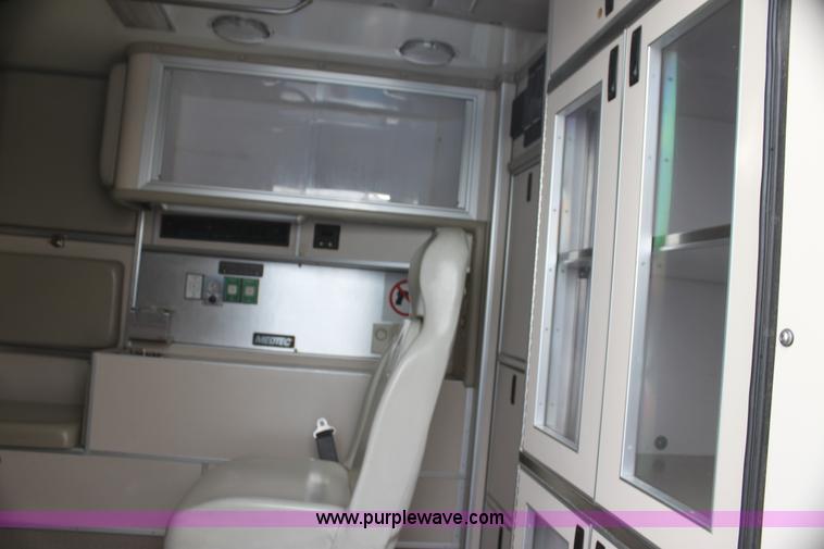 image for item H5387 2010 Ford E450 ambulance