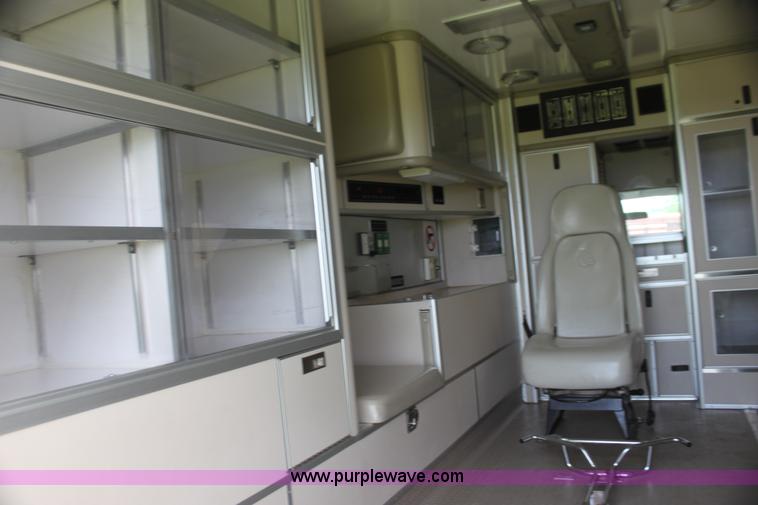 image for item H5387 2010 Ford E450 ambulance
