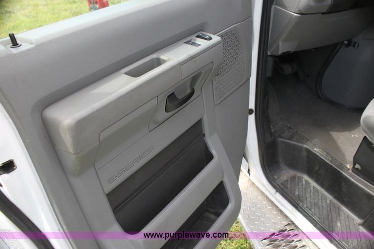 image for item H5388 2009 Ford E450 Super Duty ambulance