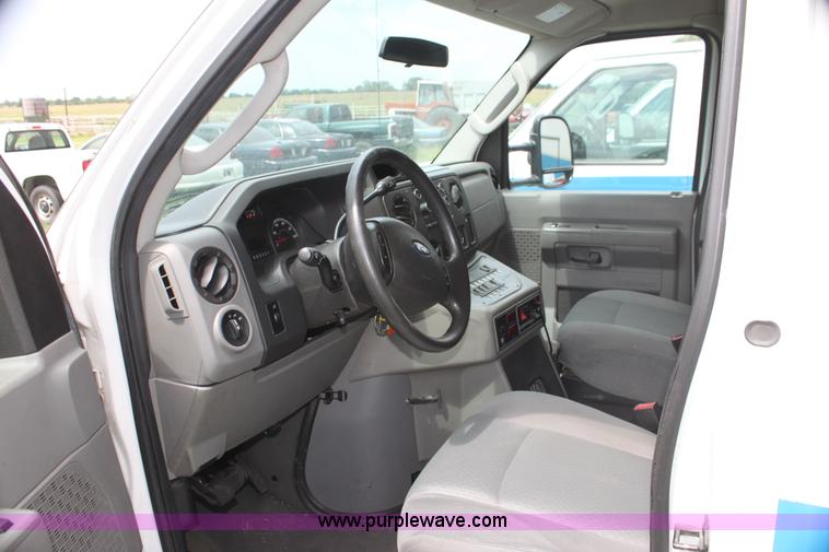 image for item H5388 2009 Ford E450 Super Duty ambulance
