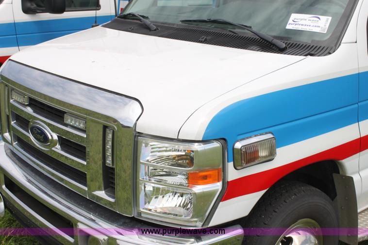 image for item H5388 2009 Ford E450 Super Duty ambulance