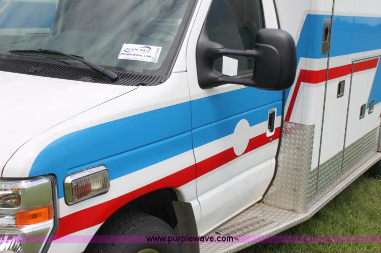 image for item H5388 2009 Ford E450 Super Duty ambulance
