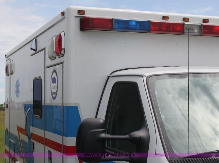 image for item H5388 2009 Ford E450 Super Duty ambulance
