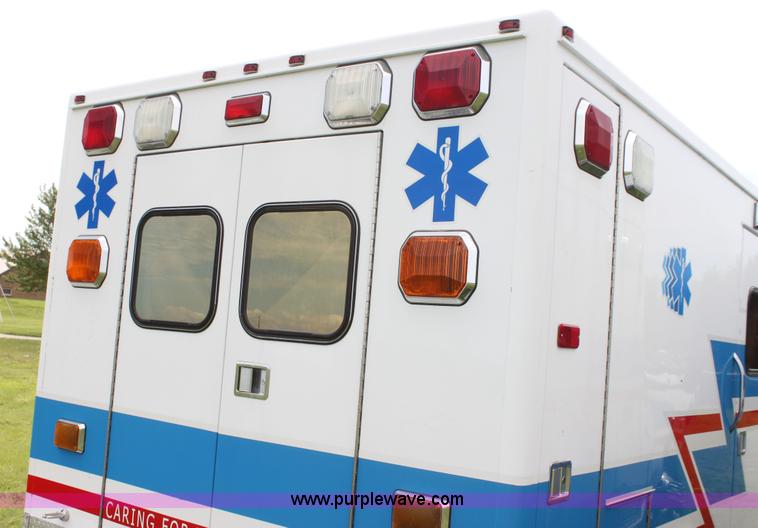 image for item H5388 2009 Ford E450 Super Duty ambulance