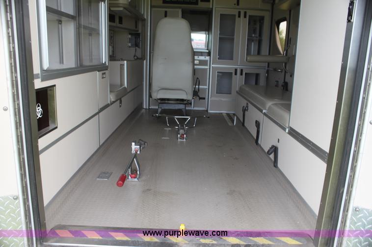 image for item H5388 2009 Ford E450 Super Duty ambulance
