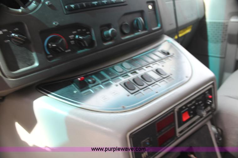 image for item H5389 2009 Ford E450 ambulance