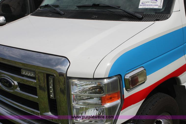 image for item H5389 2009 Ford E450 ambulance