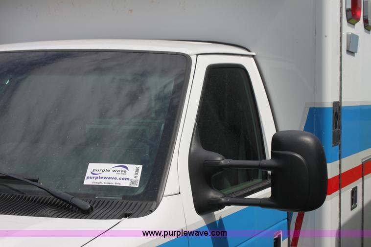 image for item H5389 2009 Ford E450 ambulance