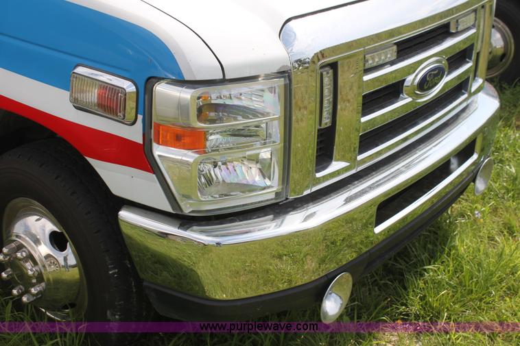 image for item H5389 2009 Ford E450 ambulance
