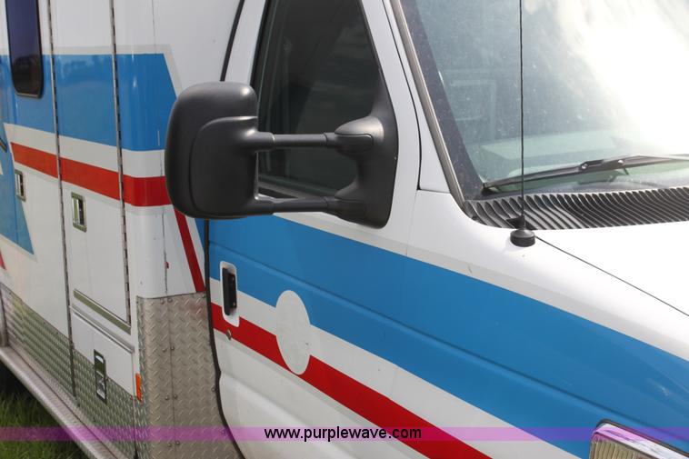 image for item H5389 2009 Ford E450 ambulance