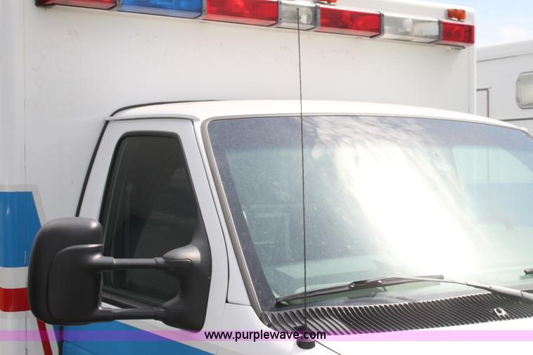 image for item H5389 2009 Ford E450 ambulance