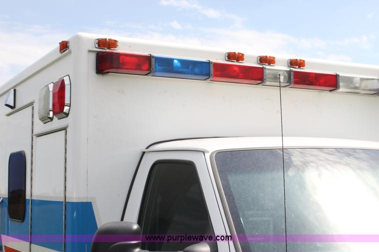 image for item H5389 2009 Ford E450 ambulance