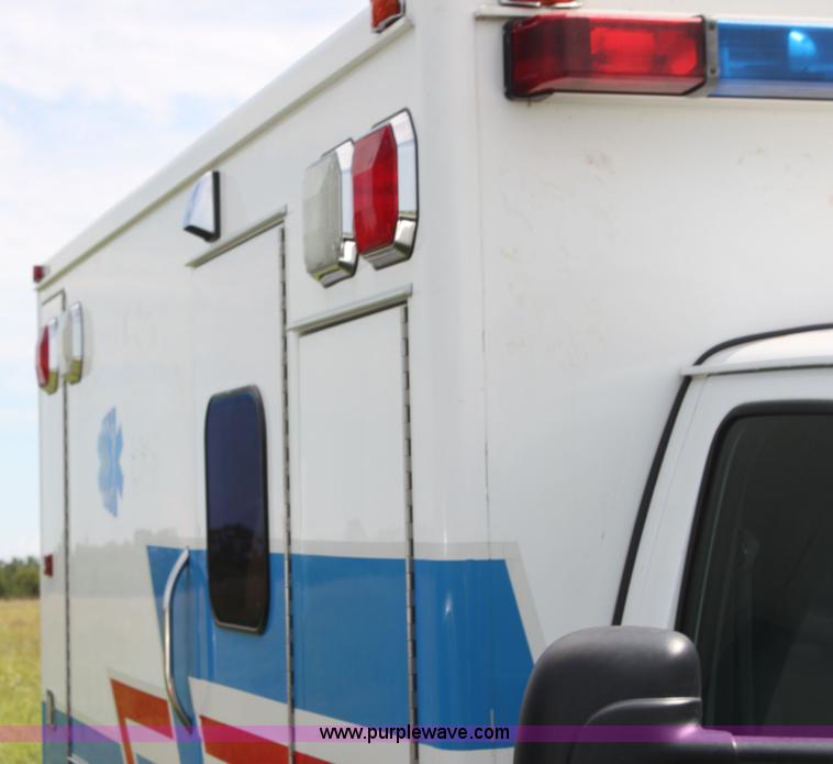 image for item H5389 2009 Ford E450 ambulance