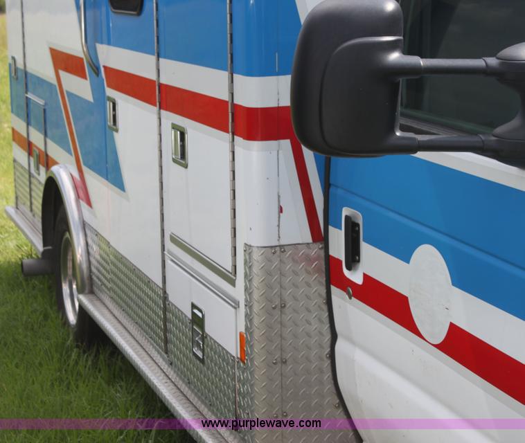 image for item H5389 2009 Ford E450 ambulance