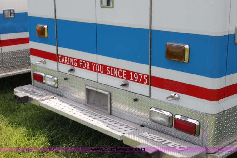 image for item H5389 2009 Ford E450 ambulance