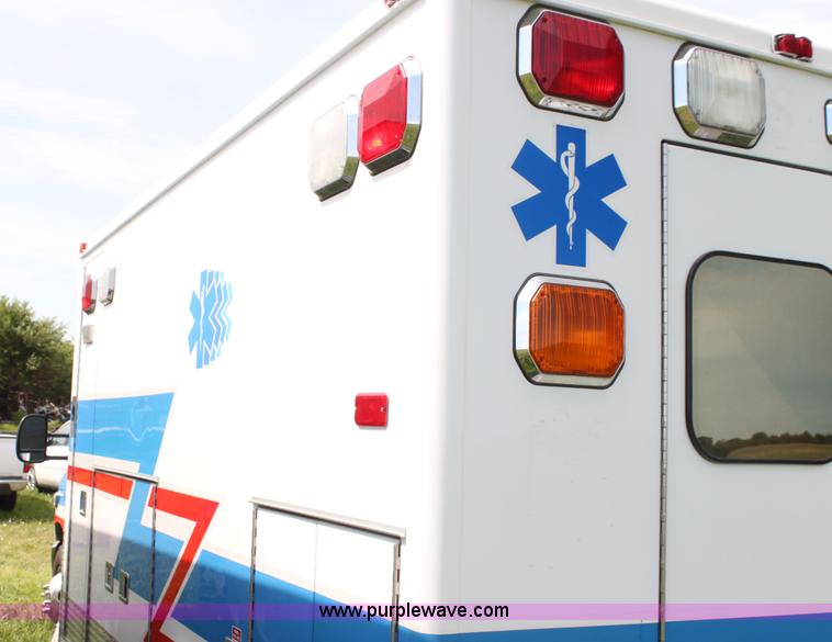 image for item H5389 2009 Ford E450 ambulance