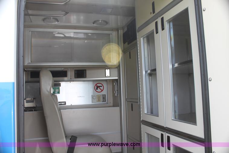 image for item H5389 2009 Ford E450 ambulance