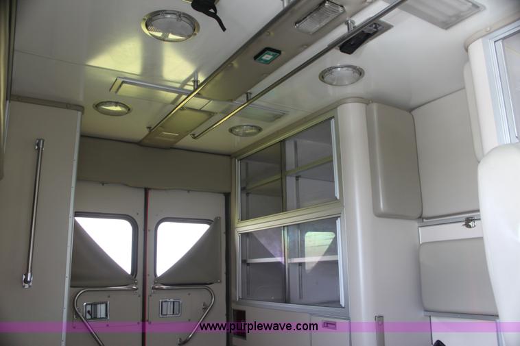 image for item H5389 2009 Ford E450 ambulance