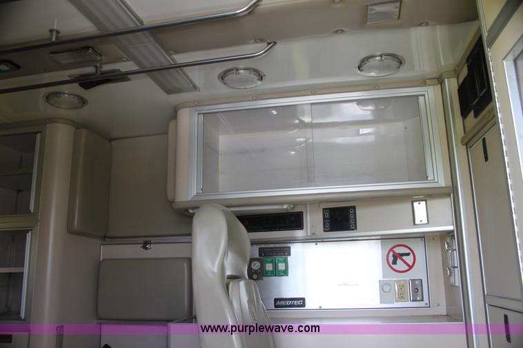 image for item H5389 2009 Ford E450 ambulance