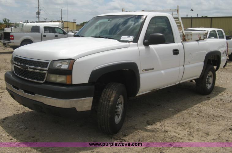 image for item H5398 2006 Chevrolet Silverado 2500HD pickup truck