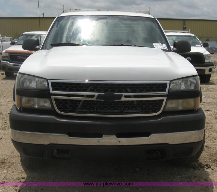 image for item H5398 2006 Chevrolet Silverado 2500HD pickup truck